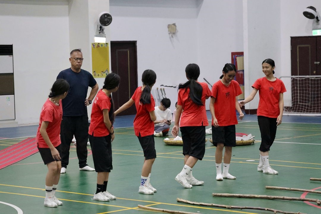 莊老師指導太魯閣族樂舞